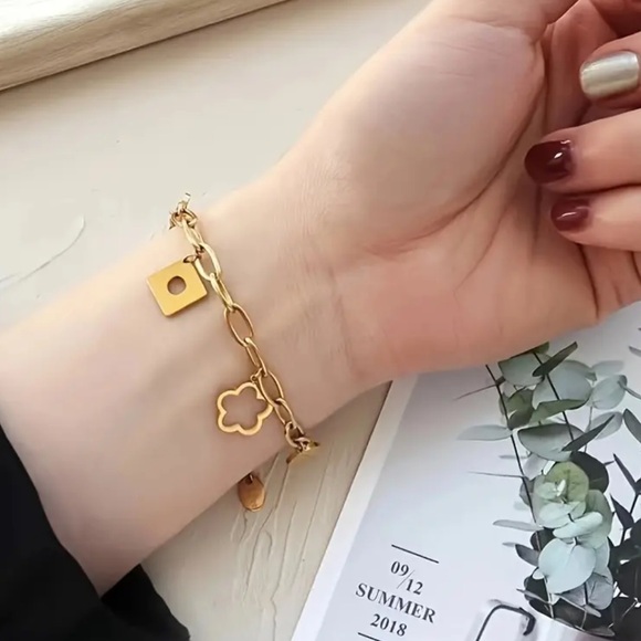 Elegant 18K Gold-Plated Floral Charm Bracelet - NEW - Picture 4 of 6